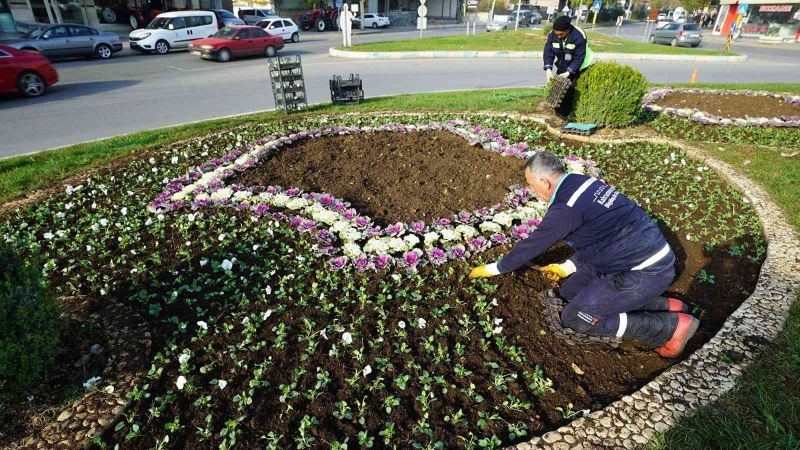 Kahramanmaraş’ta 10 bin ağaç ve yüz binlerce çiçek toprakla buluşturuldu