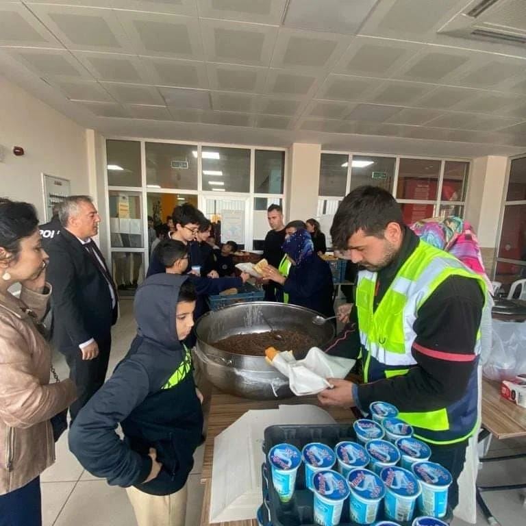 Toprakkale belediyesi bazı okullarda ücretsiz yemek dağıtımına başladı. 
