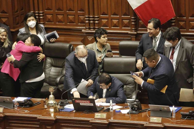 Peru’da Kongreyi fesheden Devlet Başkanı Castillo görevden alındı
