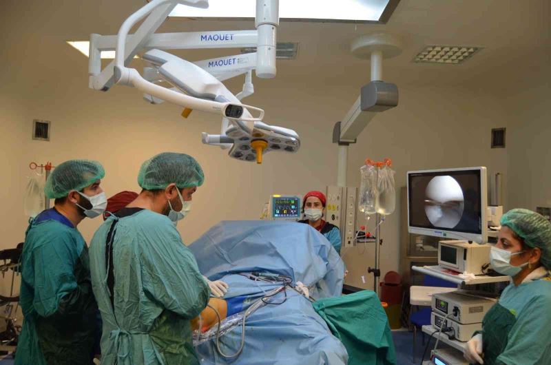 15 yaşındaki Ukraynalı hastaya büyüme plaklarını koruyan ameliyat
