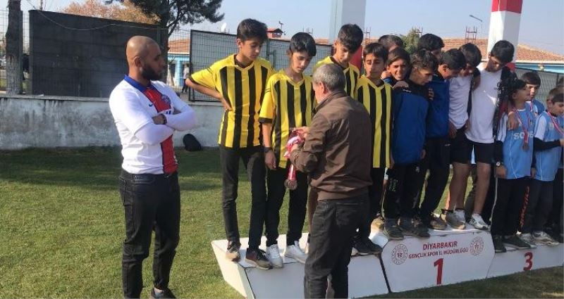 Dicle ilçesi Bozoba Ortaokulu kros yarışmasında Diyarbakır 2’ncisi oldu
