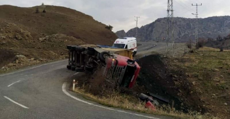 Siirt’te virajı alamayan tır devrildi:1 yaralı
