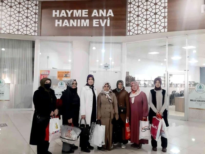 Hanım Evleri kursiyerleri çocuklara kıyafet yardımı yapıyor
