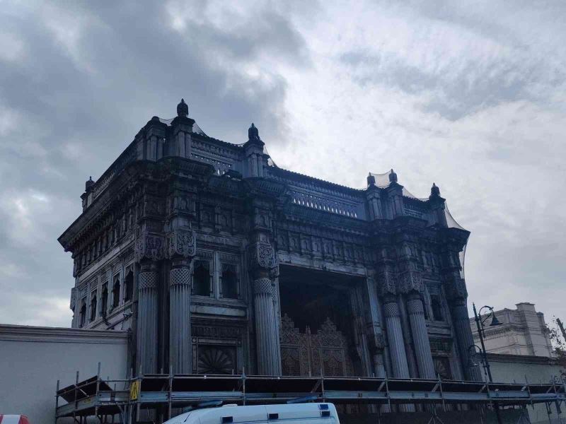 Tarihi Çırağan Sarayı’nın giriş kapısı yangın nedeniyle zarar gördü
