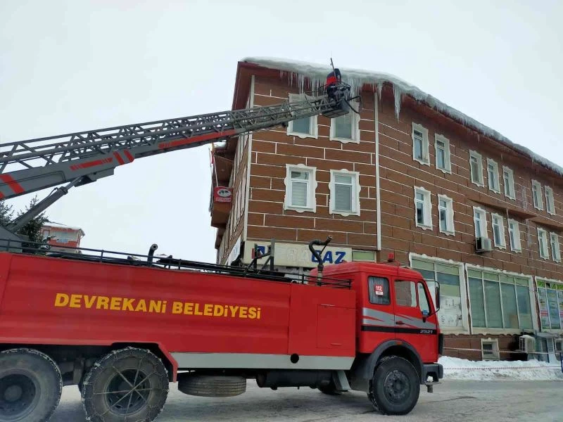 Devrekani’de itfaiye buz sarkıtlarını temizledi
