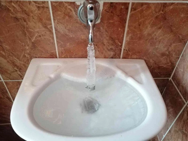 Donmasın diye musluğu açık bıraktı, akan su bile dondu
