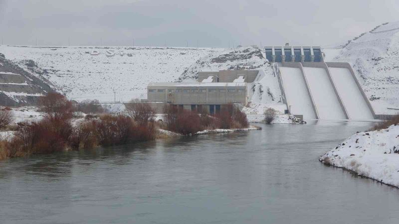 Muş’ta etkili olan kar yağışı barajlara umut oldu
