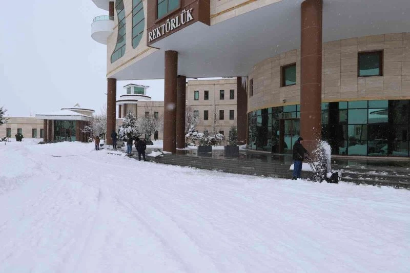 NEVÜ’de karla mücadele ve tuzlama çalışmaları devam ediyor
