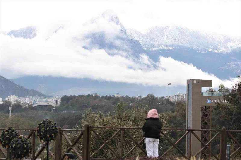 Antalya’da bulutlar Toroslar’ın eteğine kadar indi, kartpostallık görüntüler oluştu
