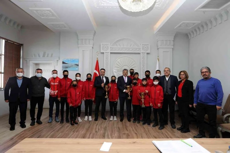 Şampiyon takımdan Vali Bilmez’e ziyaret
