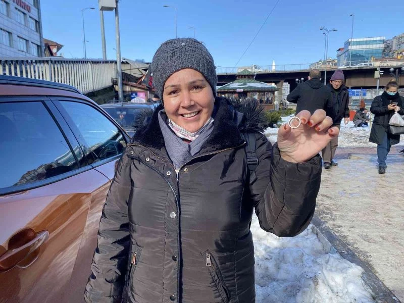 İnsanlık ölmemiş dedirtti, karın içinde bulduğu alyansı zabıtaya teslim etti
