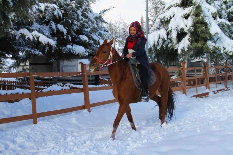 ’Yapamazsın’ dediler hırs yaptı Elazığ’ın tek kadın seyisi oldu
