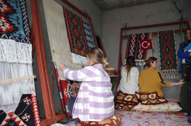 300 yıllık kilim yolculuğunda ilmek ilmek el emeği, göz nuru: Hazırlanışı bir ayı buluyor
