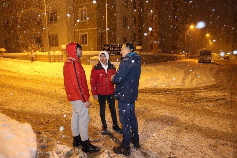 Karla mücadele ekipleri kar mesaisine hız kesmeden devam ediyor
