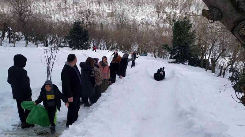 Kayak pistine çevirdikleri alanda doyasıya eğlendiler
