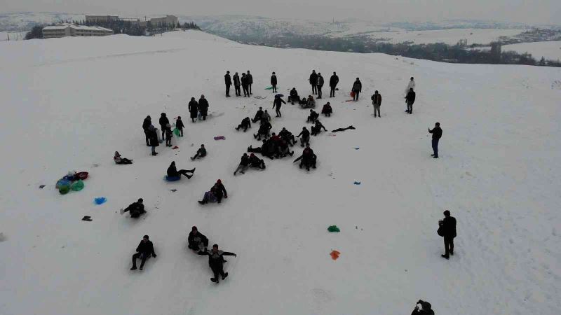 Karla kaplanan tepeyi kayak pistine çevirdiler
