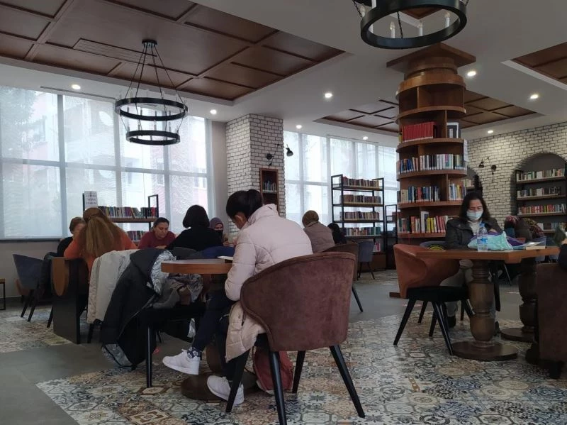 Ev hanımları, önce tekvando yapıp ardından kitap okuyorlar
