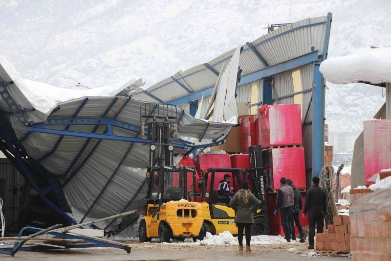 Deponun çatısı biriken karlar temizlenmeye başlarken çöktü
