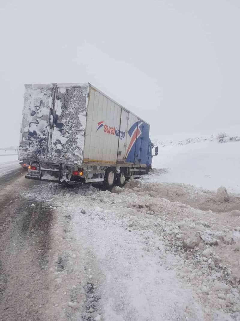 Malatya-Kayseri karayolunda kamyon ve tırlara kapatıldı
