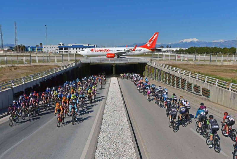 Üst geçitteki uçak Tour Of Antalya’nın simge fotoğrafı oldu
