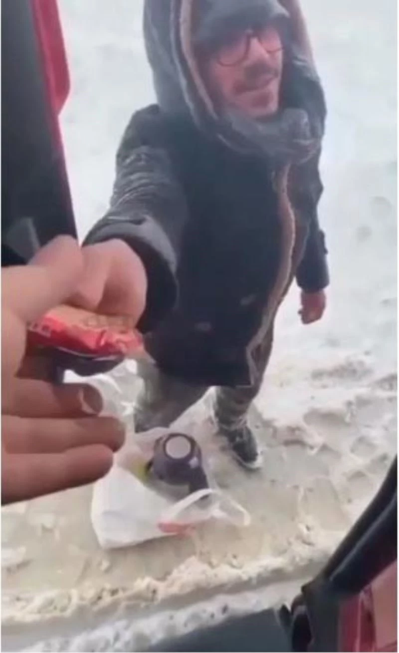 İmam dondurucu soğukta termosla tır şoförlerine çağ dağıttı
