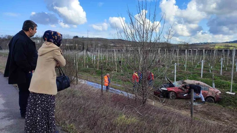 Kontrolden çıkan otomobil taklalar atarak taraya uçtu: 3 yaralı
