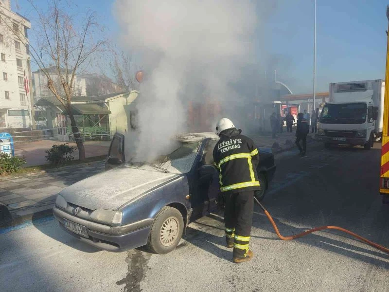 Çocuklarıyla seyir halinde olduğu araç yandı
