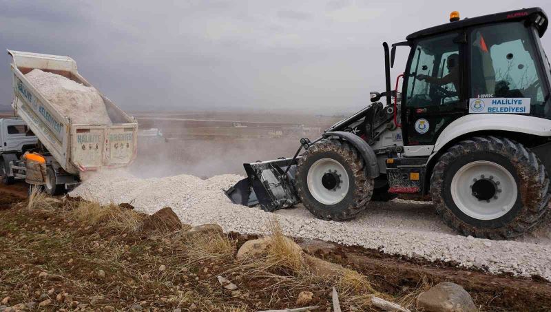 Haliliye’nin 3 kırsal mahallesinde yol çalışması sürüyor
