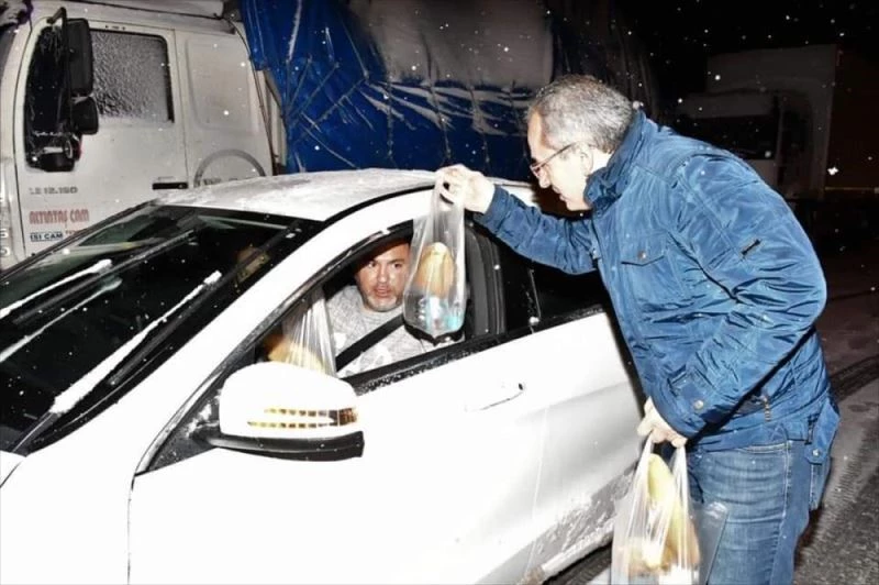 Seydişehir-Antalya kara yolunda mahsur kalanlara kumanya dağıtıldı