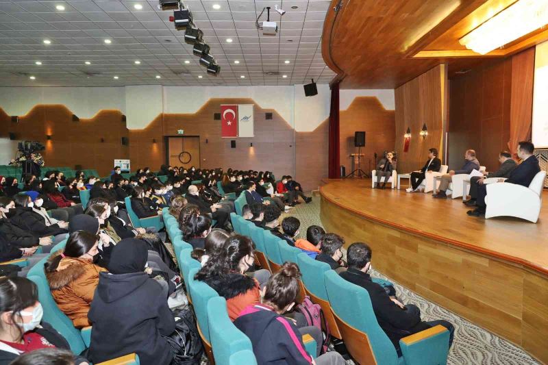 Sultangazili gençlerle iletişimin incelikleri üzerine keyifli sohbet
