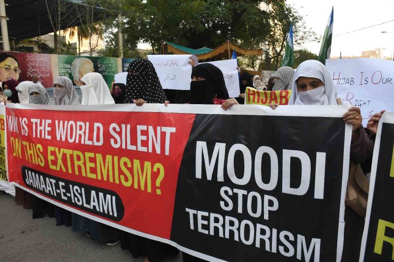 Pakistanlı kadınlardan Hindistan’daki okullarda uygulanan başörtü yasağına karşı protesto
