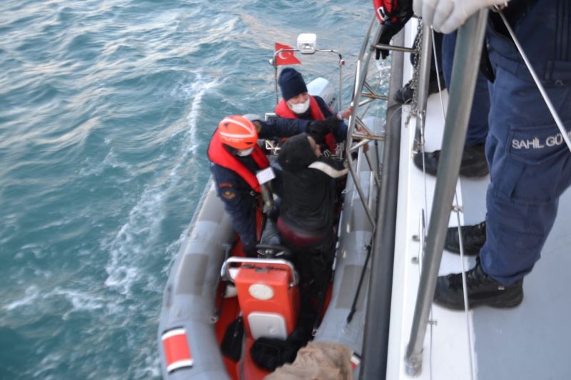 Türk sahilinde yaralı olarak bulanan düzensiz göçmeni Sahil Güvenlik Botu kurtardı
