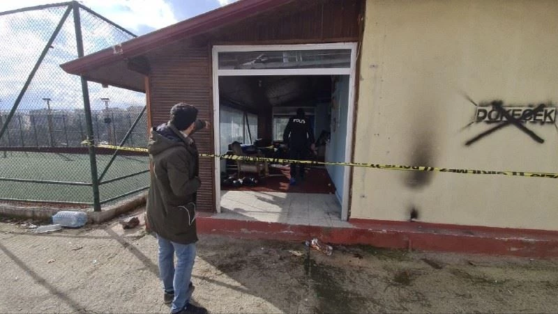 Mahalleli gençlerin kurduğu amatör spor kulübü’nün kapısını ve sobasını çaldılar
