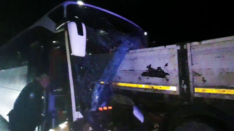 Yolcu otobüsü tırın dorsesine saplandı: 1 ölü, 5 yaralı
