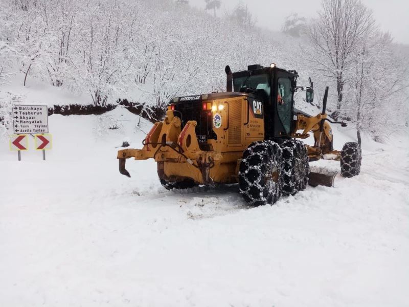 Kar sebebiyle kapanan 63 mahalledeki okul yolları açıldı

