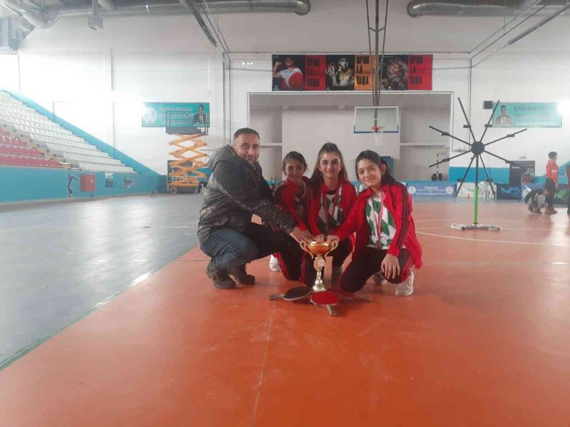 Masa tenisinde Arpaçay 3 Kasım Ortaokulu şampiyon oldu
