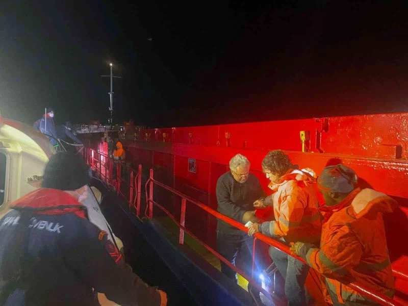 Ticari gemideki yaralıyı Sahil Güvenlik tahliye etti
