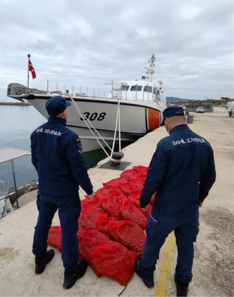 1 ton kaçak kum midyesi taşıyan tekne radara takıldı: 297 bin TL ceza kesildi
