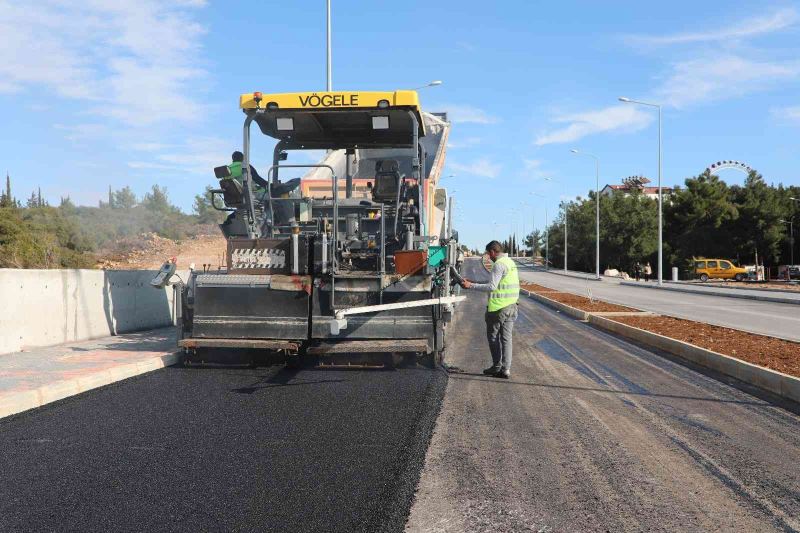 5 bin 500 ton sıcak asfalt dökülen Üniversite Caddesi açılmak için gün sayıyor
