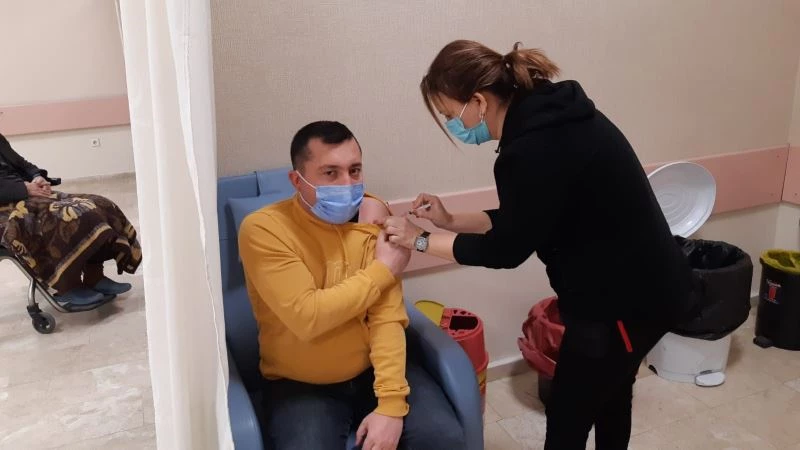 Afyonkarahisar’da uygulanmaya başlayan yerli aşıya ilgi yoğun oldu
