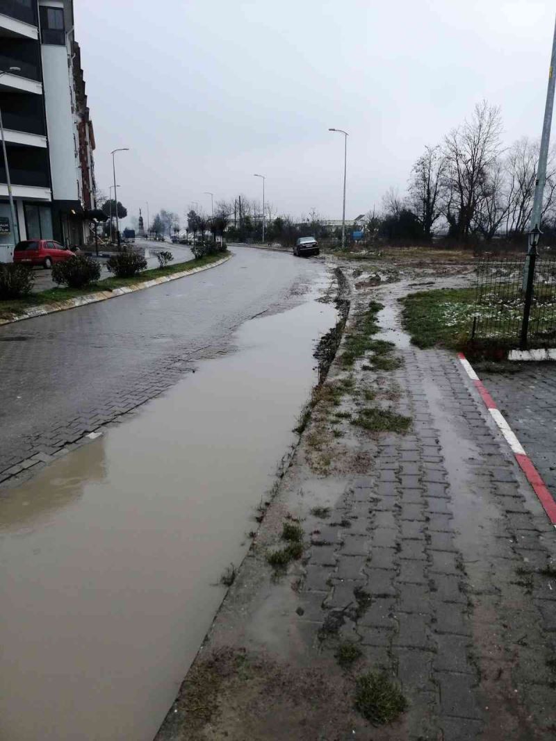 Vatandaşın çamurlu yol tepkisine CHP’li başkandan, ilginç cevap yanıt
