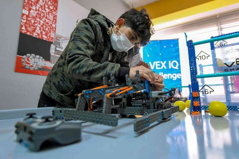 Mersin’de çocuklar robot tasarlıyor
