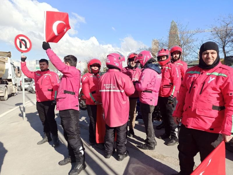 Düşük zam teklifine karşı çıkan Yemeksepeti çalışanları Kadıköy’de buluştu
