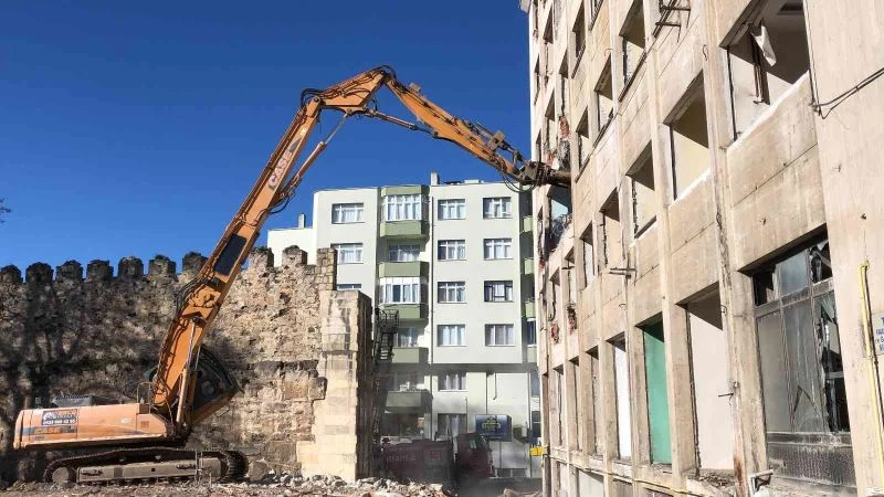 Sinop Meydan Projesi kapsamında Özel İdare İş Hanı yıkımı başladı
