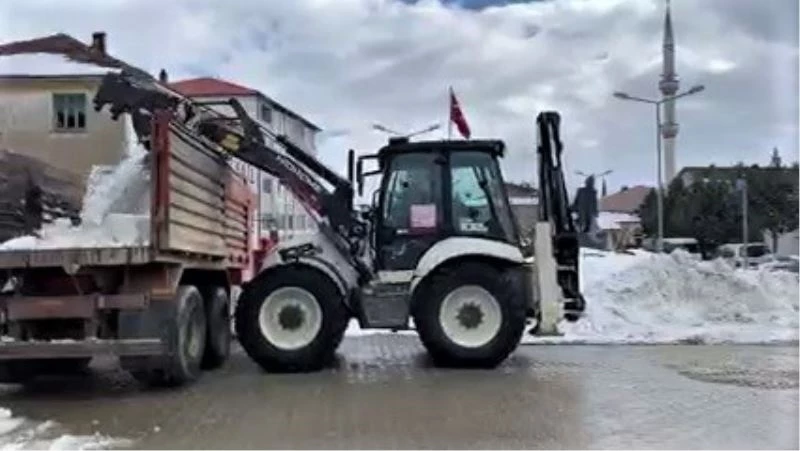 Eflani’de toplanan kar yığınları dereye dökülüyor
