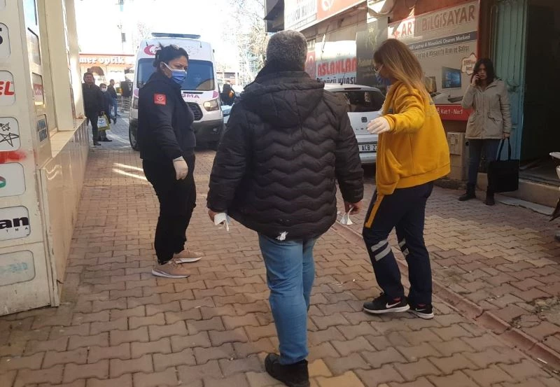 Sokak ortasında saldırıya uğrayarak yaralandı
