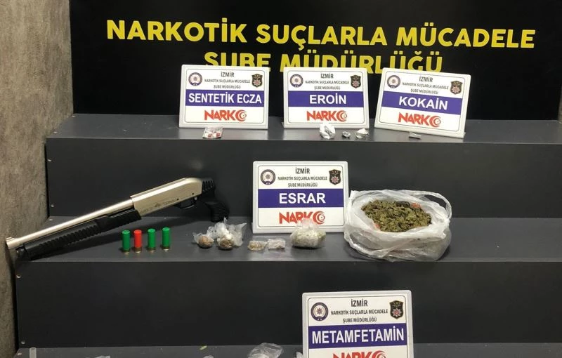 İzmir polisinden torbacılara eş zamanlı operasyon: 2 gözaltı
