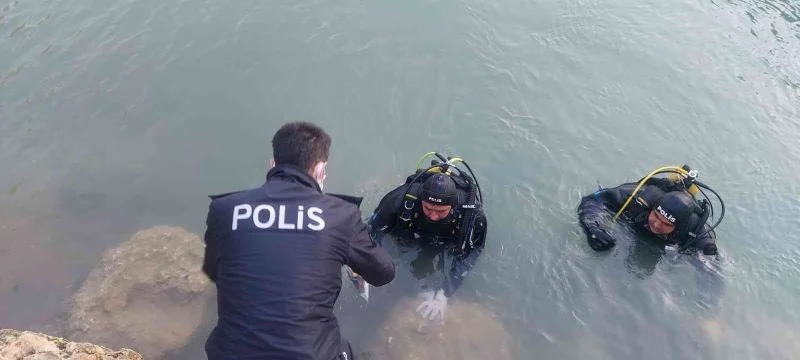Polis baraj suyunu didik didik edip atılan silahı buldu
