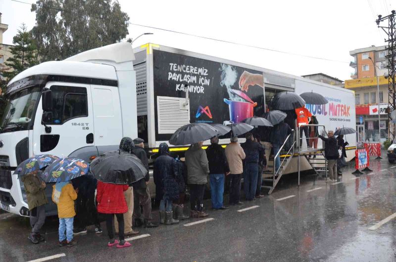 Yeniceliler, Büyükşehir Belediyesi Mobil Mutfak Tırından 3,5 TL’ye 3 çeşit yemek yedi
