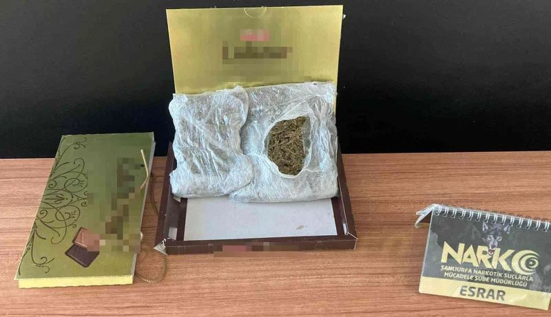 Yolcunun çantasındaki çikolata kutusundan esrar çıktı
